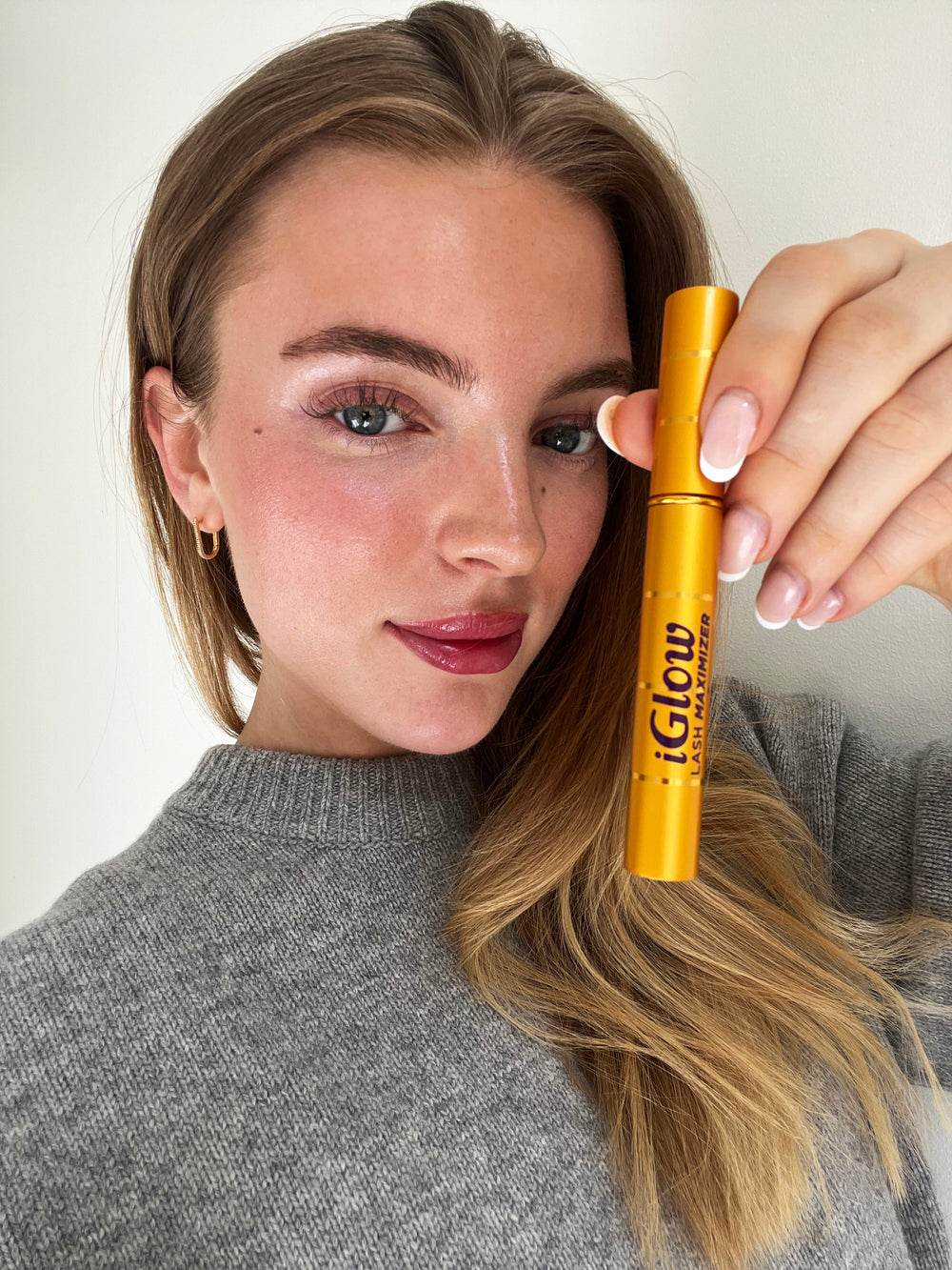 iGlow Lash Maximizer campaign photo